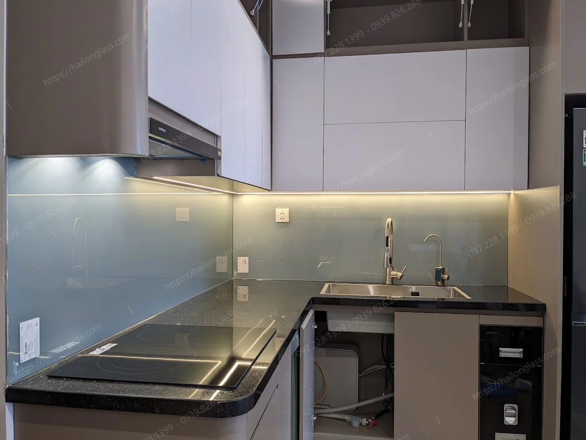 Mẫu kính bếp nhũ bạc 03 thi công tại Đại Cồ Việt