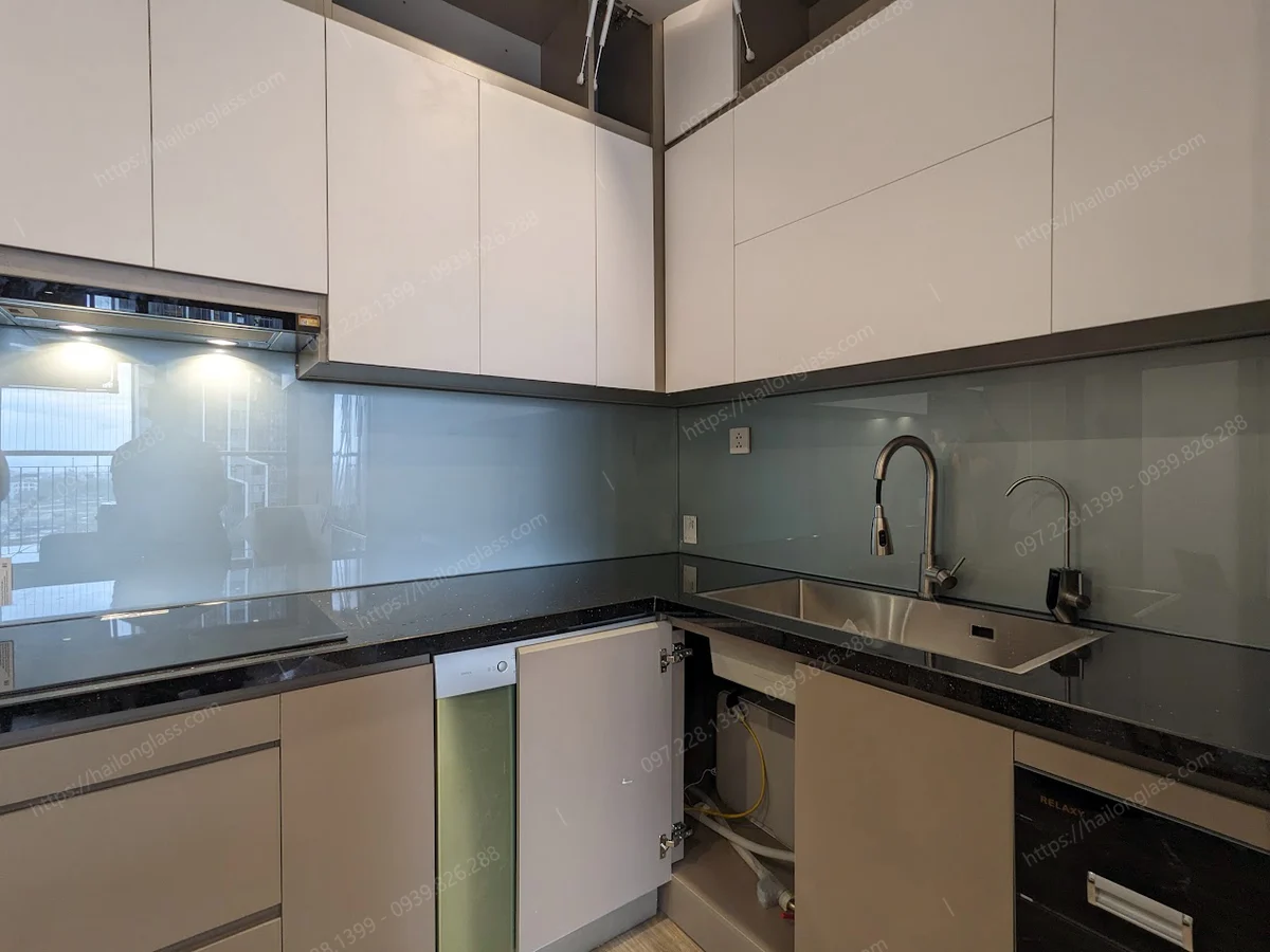 Mẫu kính bếp nhũ bạc 03 thi công tại Đại Cồ Việt