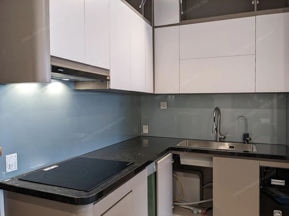 Mẫu kính bếp nhũ bạc 03 thi công tại Đại Cồ Việt