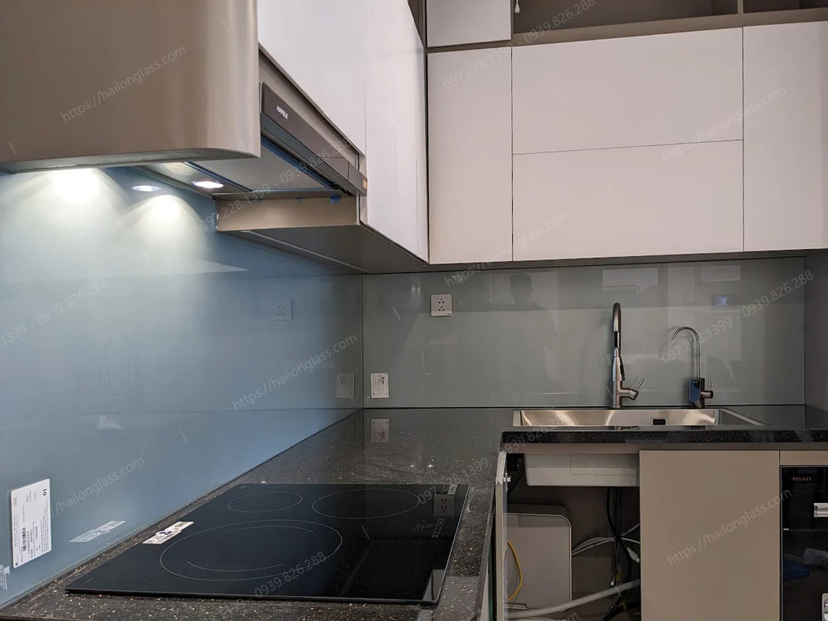 Mẫu kính bếp nhũ bạc 03 thi công tại Đại Cồ Việt