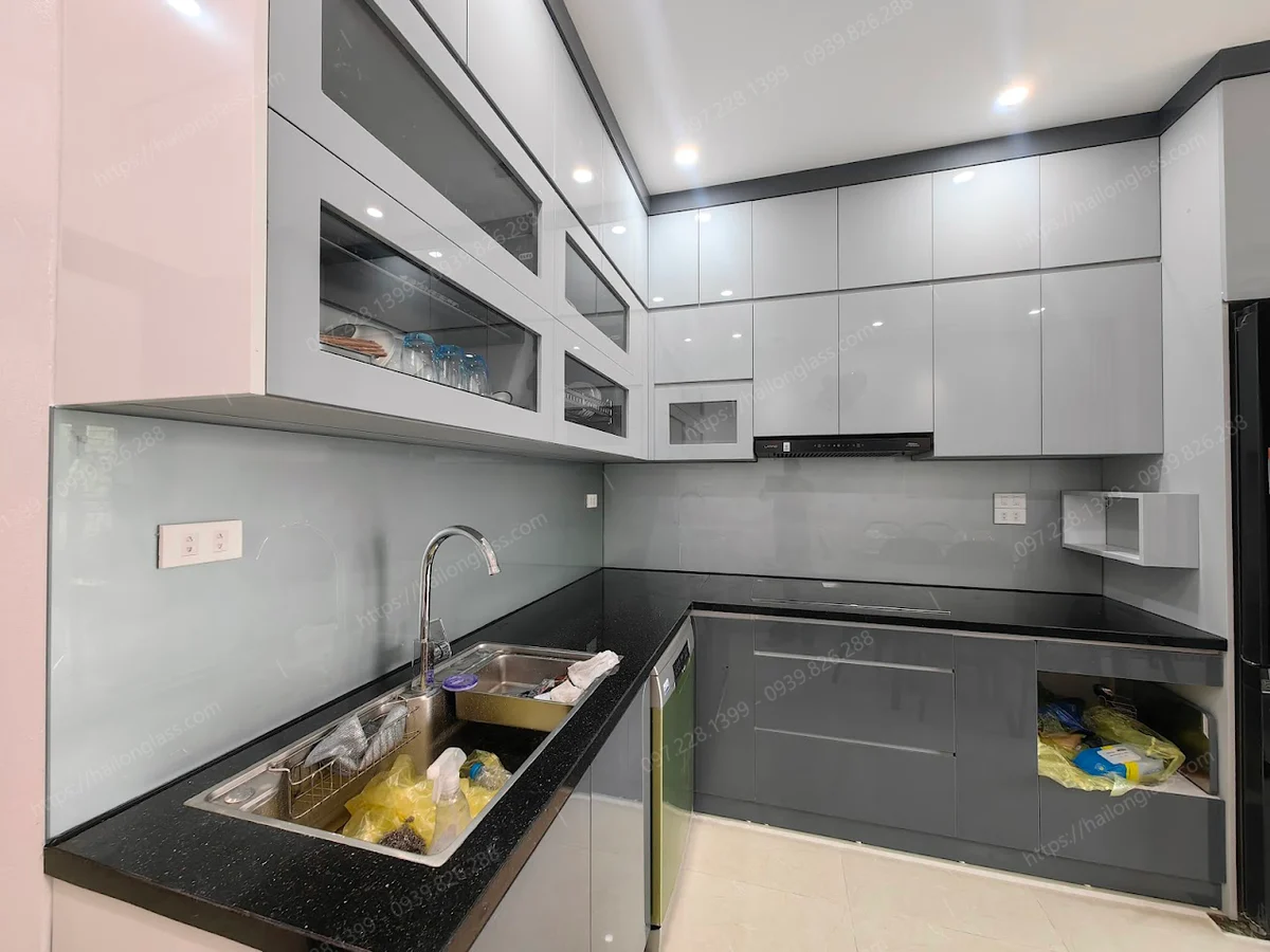 Mẫu kính bếp nhũ bạc 03 thi công tại Đê La Thành