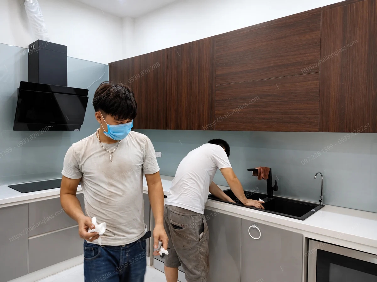 Mẫu kính bếp nhũ bạc thi công tại Đông Anh