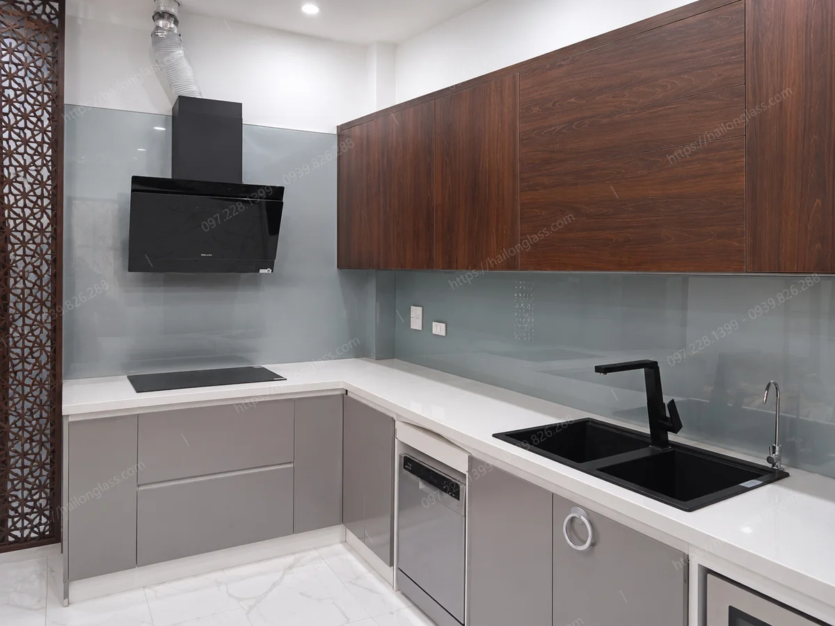 Mẫu kính bếp nhũ bạc thi công tại Đông Anh
