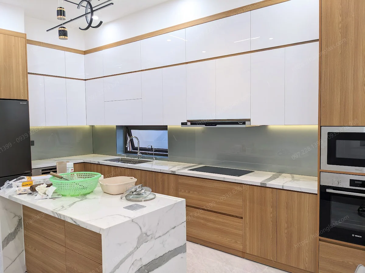 Mẫu kính bếp nhũ bạc 03 thi công tại Giảng Võ