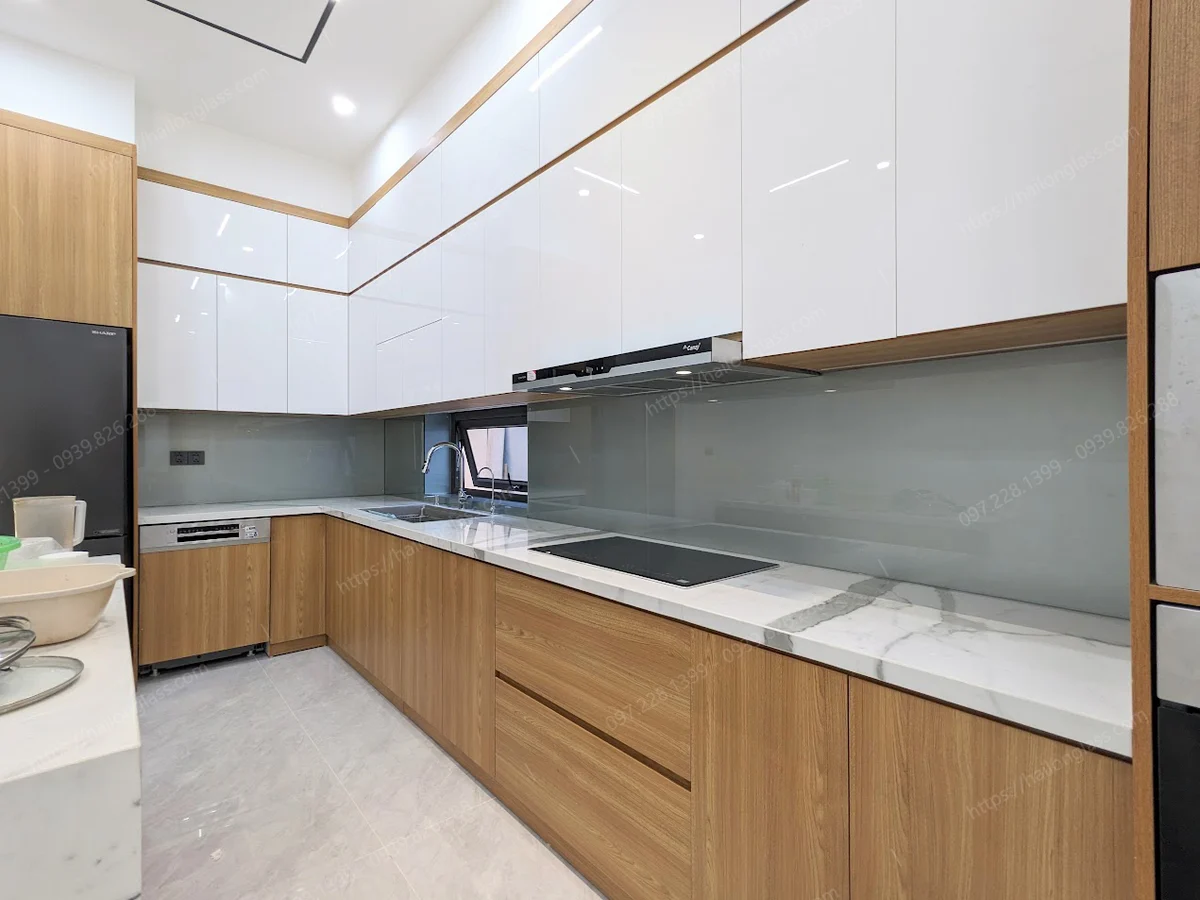 Mẫu kính bếp nhũ bạc 03 thi công tại Giảng Võ