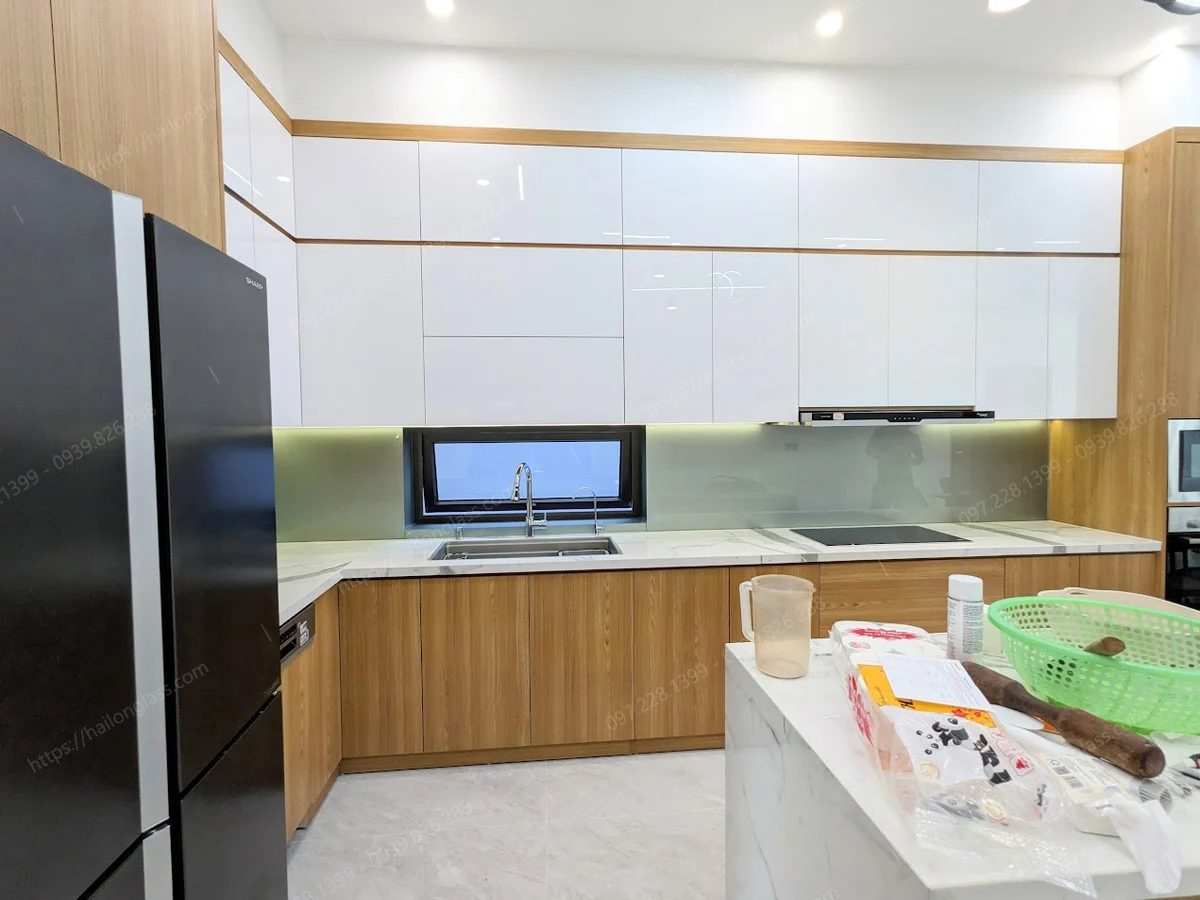 Mẫu kính bếp nhũ bạc 03 thi công tại Giảng Võ