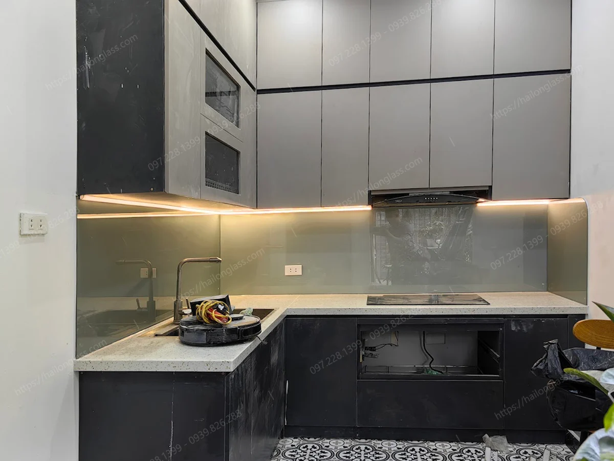 Mẫu kính bếp nhũ bạc thi công tại Trung Hòa Nhân Chính
