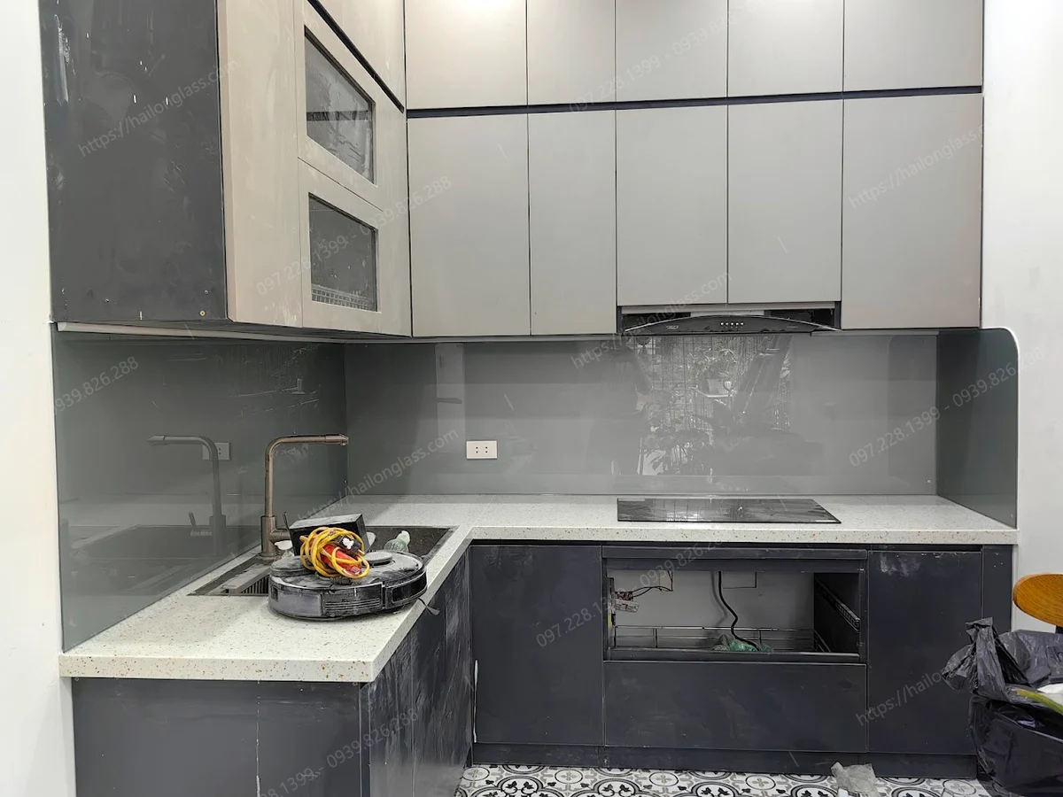 Mẫu kính bếp nhũ bạc thi công tại Trung Hòa Nhân Chính