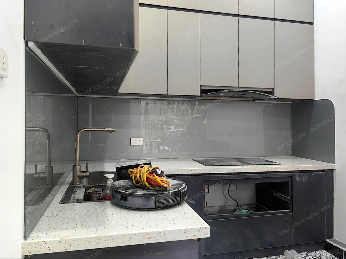 Mẫu kính bếp nhũ bạc thi công tại Trung Hòa Nhân Chính