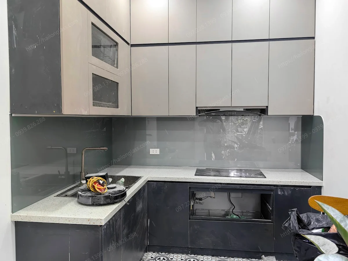 Mẫu kính bếp nhũ bạc thi công tại Trung Hòa Nhân Chính