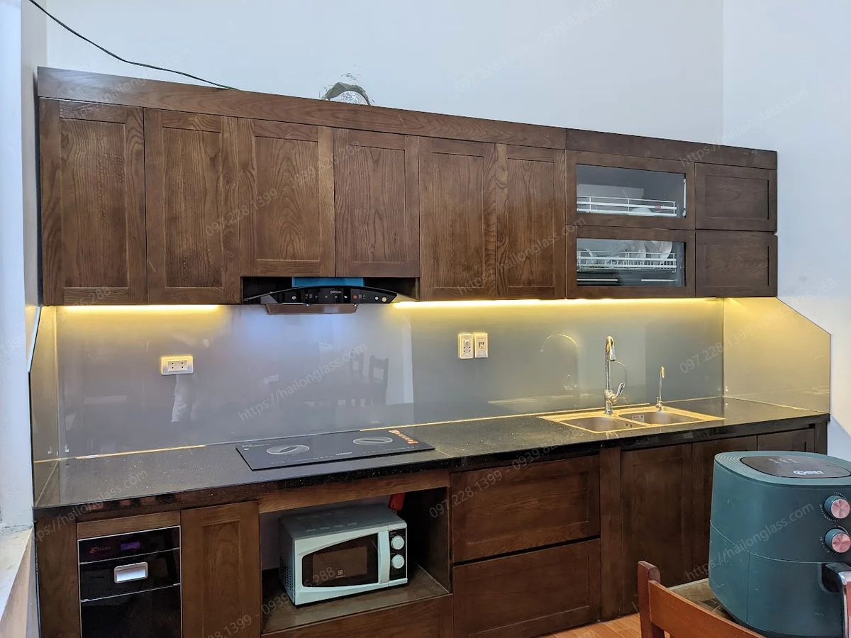 Mẫu kính bếp nhũ bạc thi công tại Nam Từ Liêm