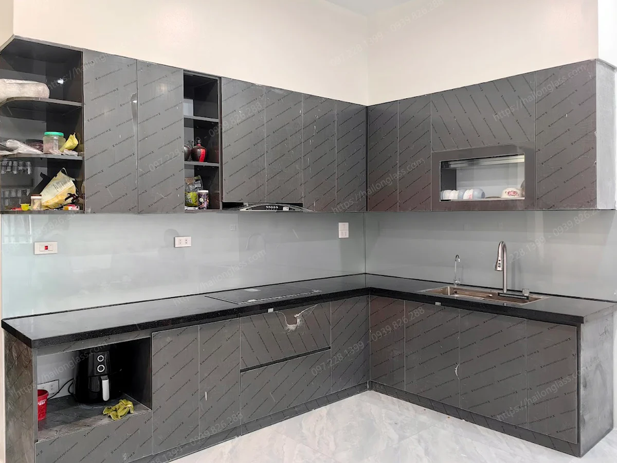 Mẫu kính bếp nhũ bạc thi công tại Gia Lâm