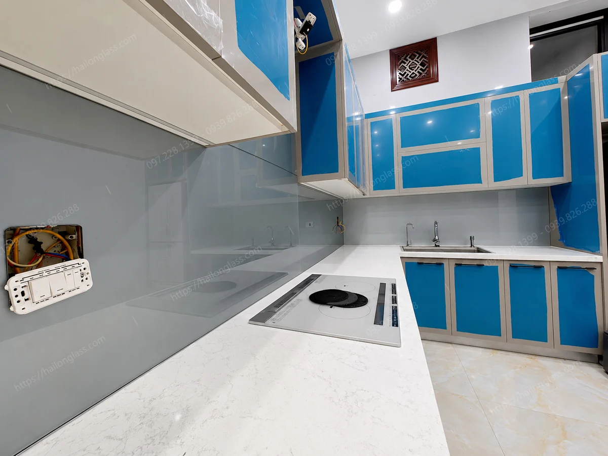 Mẫu kính bếp nhũ bạc thi công tại Thanh Trì