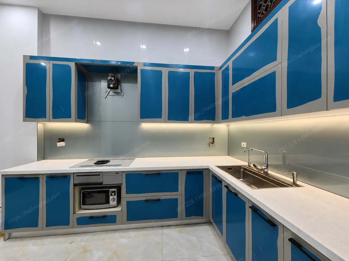 Mẫu kính bếp nhũ bạc thi công tại Thanh Trì
