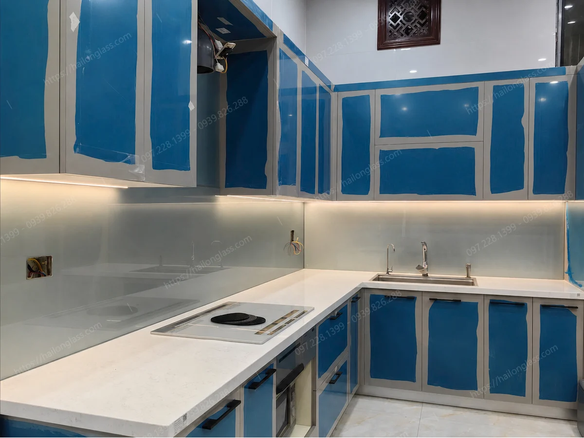 Mẫu kính bếp nhũ bạc thi công tại Thanh Trì