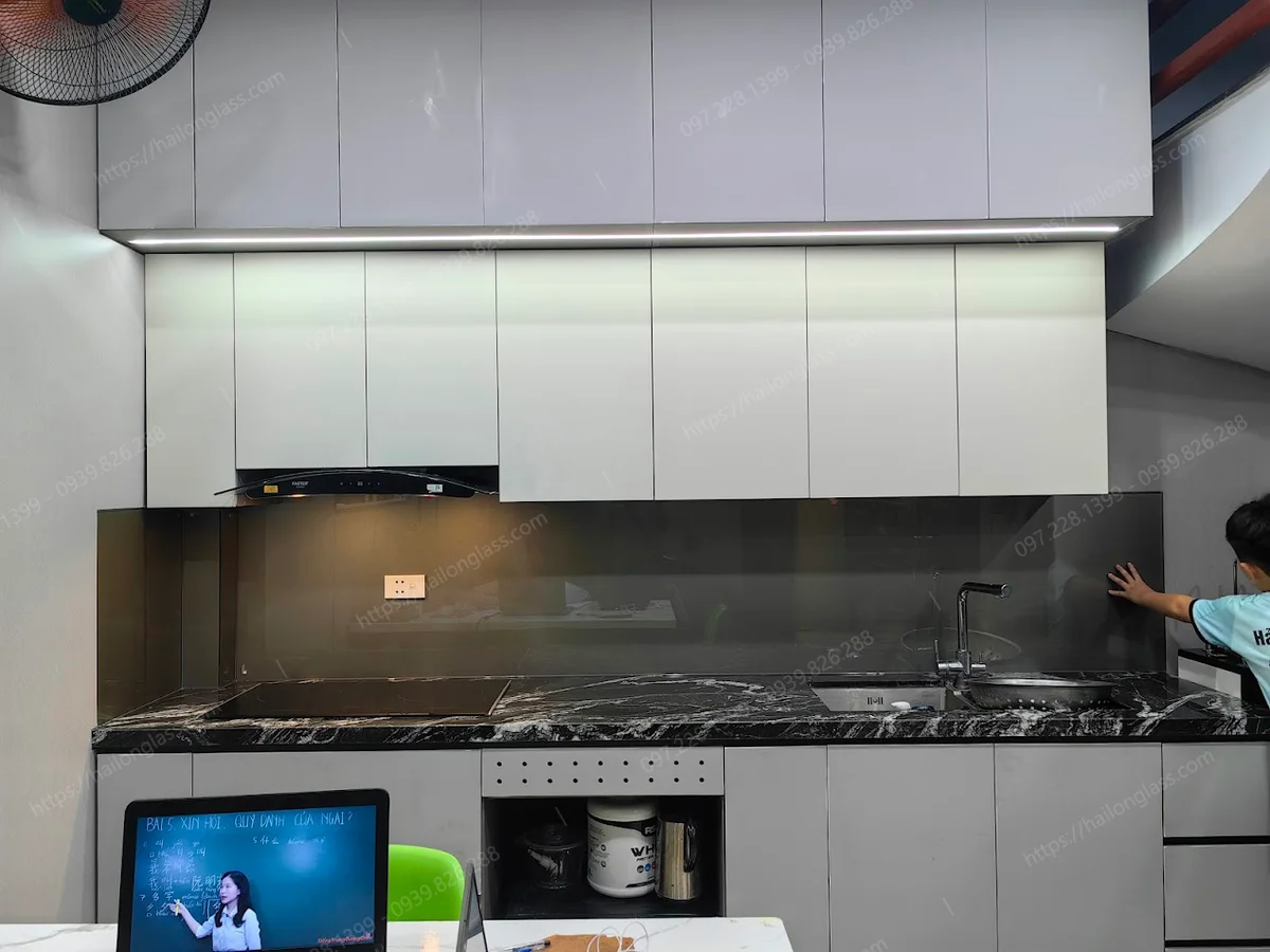 Mẫu kính bếp đẹp màu nhũ đồng thi công tại Đa Sỹ