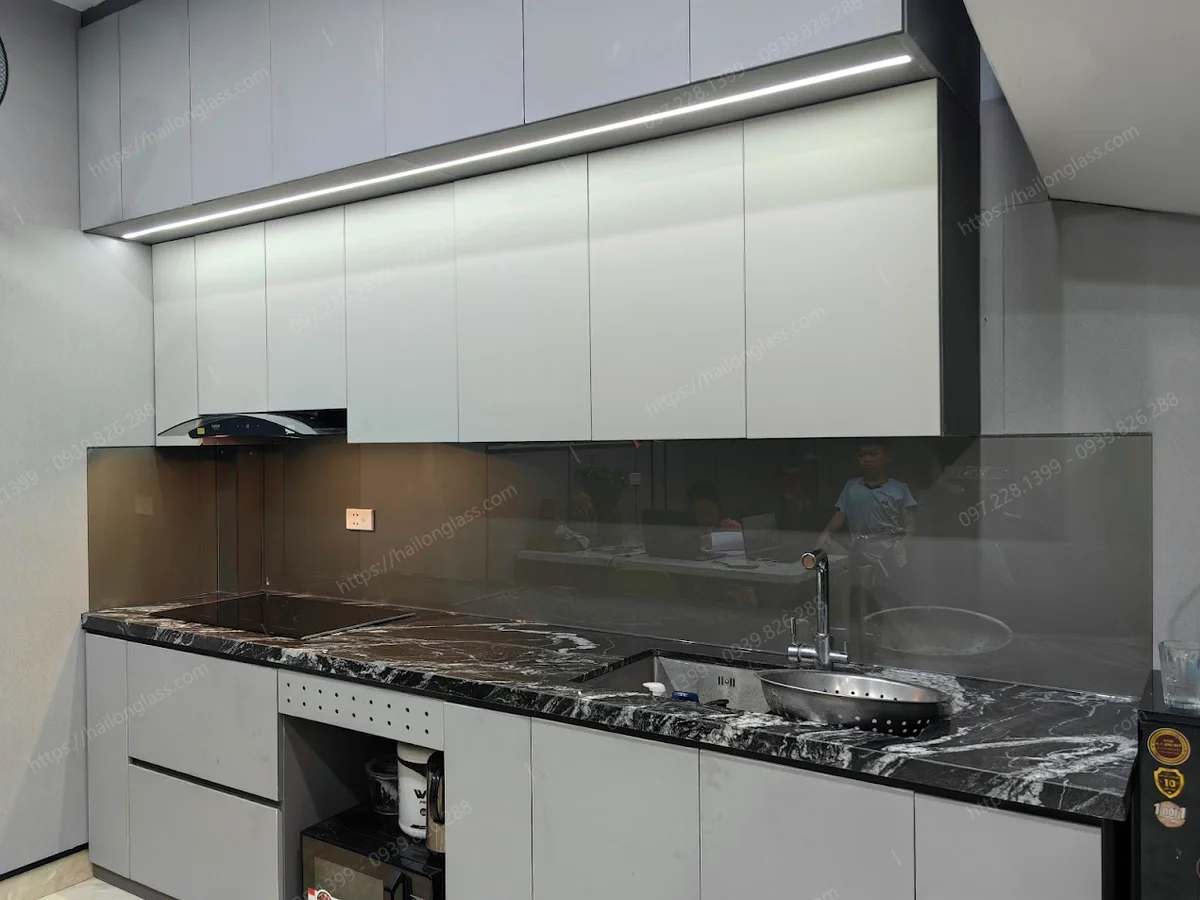 Mẫu kính bếp đẹp màu nhũ đồng thi công tại Đa Sỹ