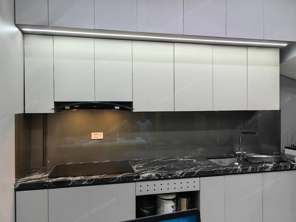 Mẫu kính bếp đẹp màu nhũ đồng thi công tại Đa Sỹ