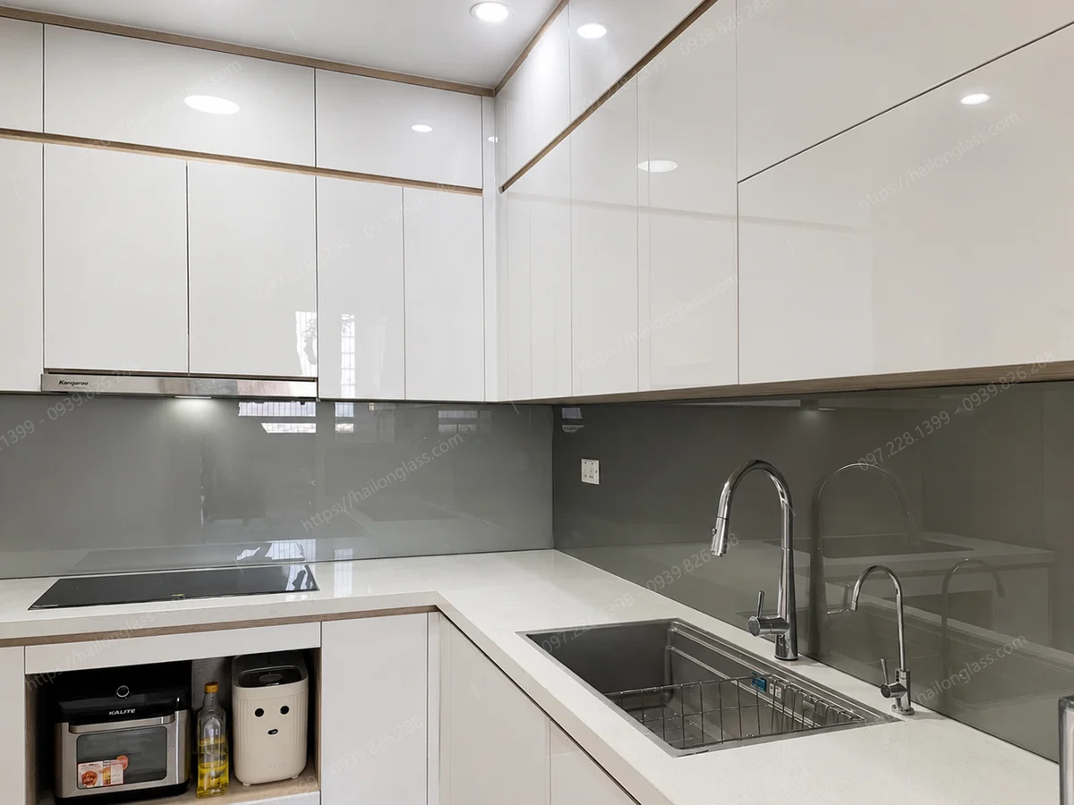 Mẫu kính bếp đẹp màu nhũ đồng thi công tại Season Avenue Mỗ Lao