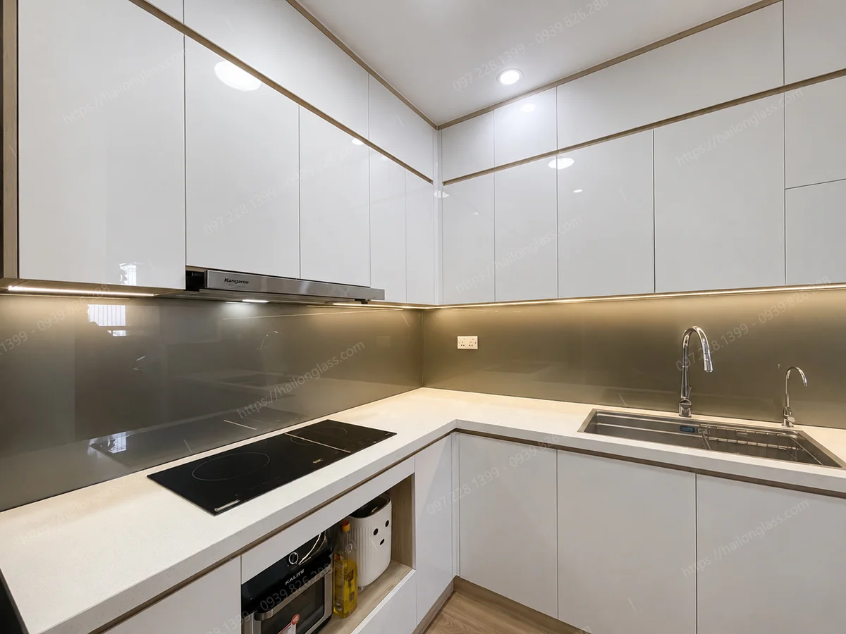 Mẫu kính bếp đẹp màu nhũ đồng thi công tại Season Avenue Mỗ Lao