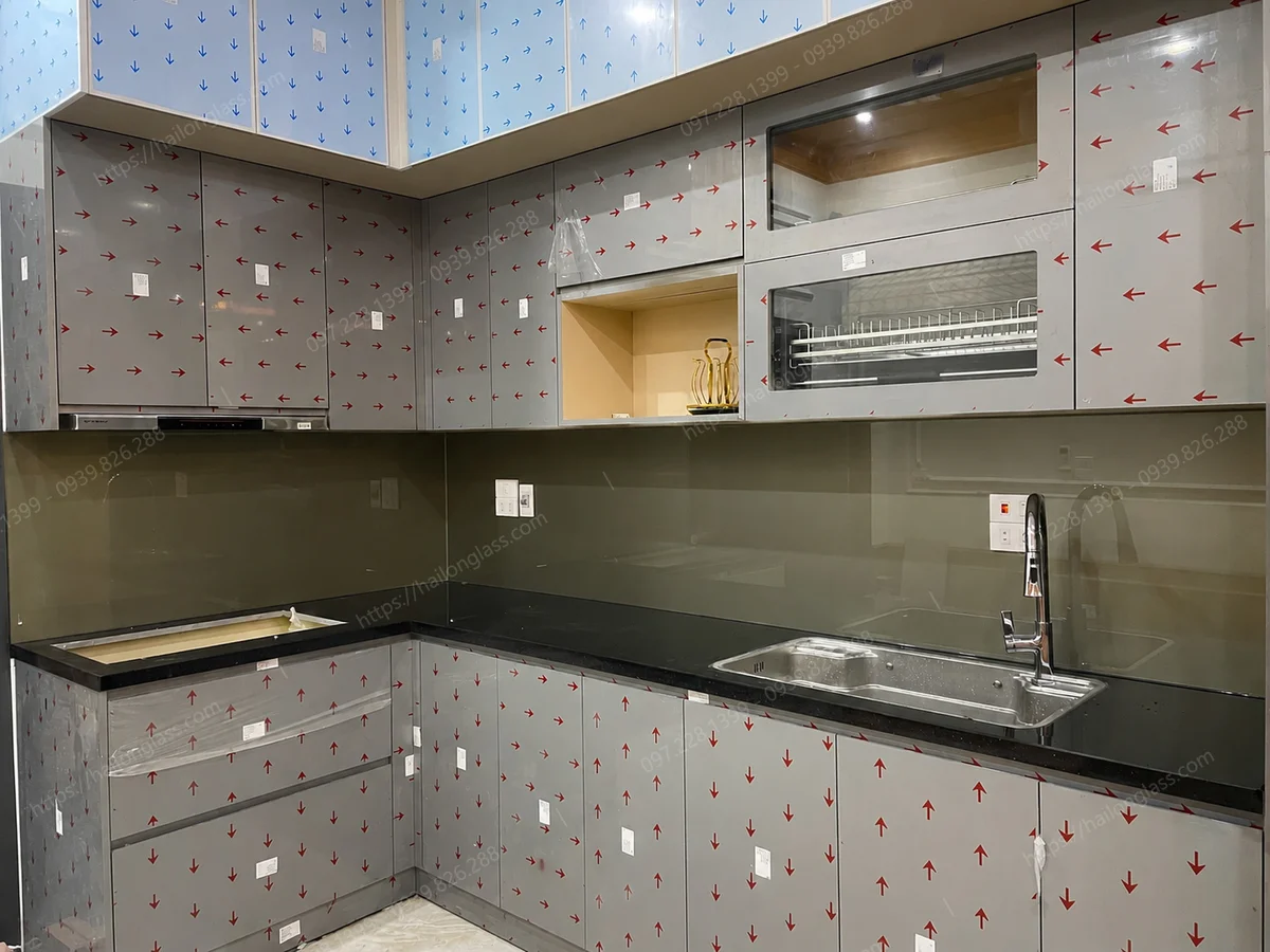 Mẫu kính bếp đẹp màu nhũ đồng thi công tại Thạch Bích