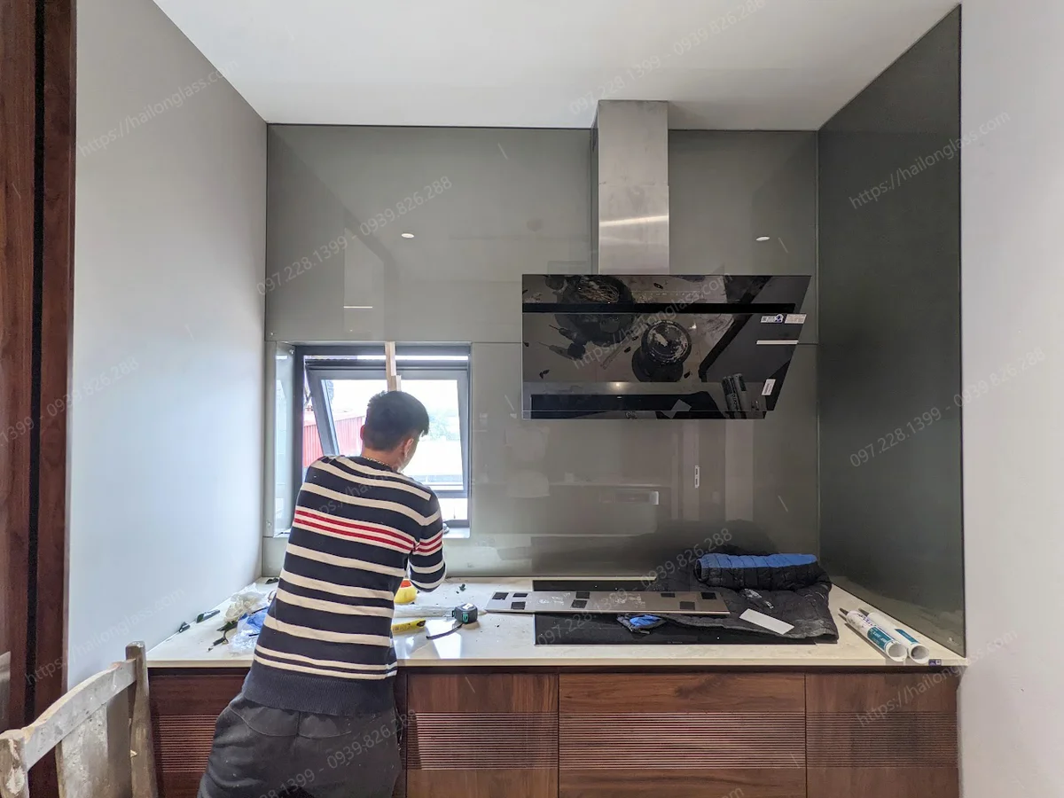 Mẫu kính bếp đẹp màu nhũ đồng thi công tại Tô Hiệu - Hà Đông