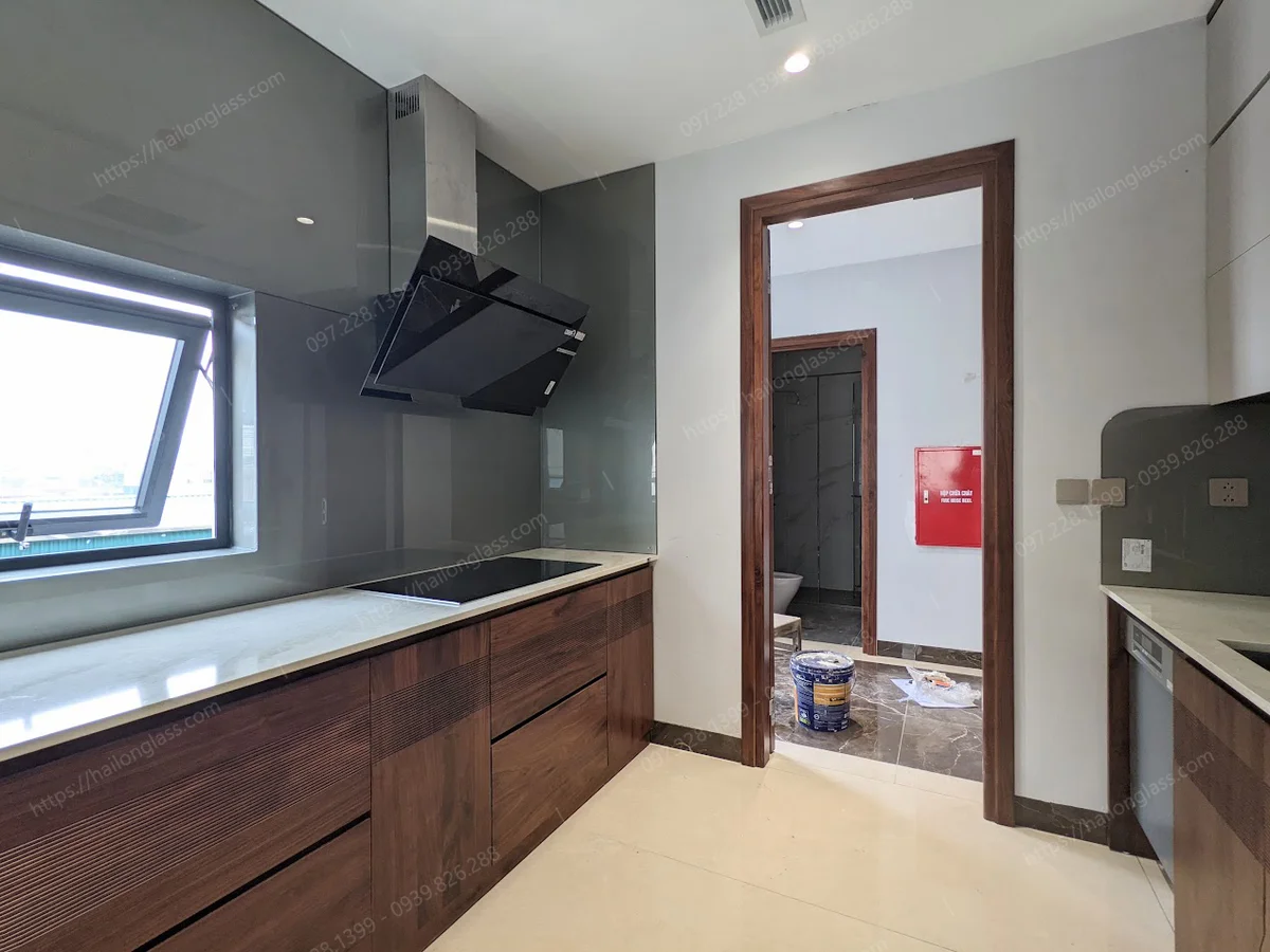 Mẫu kính bếp đẹp màu nhũ đồng thi công tại Tô Hiệu - Hà Đông