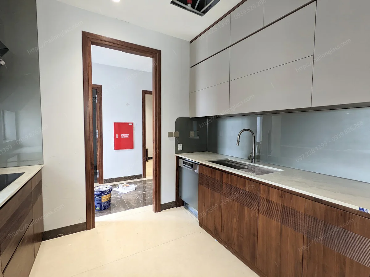 Mẫu kính bếp đẹp màu nhũ đồng thi công tại Tô Hiệu - Hà Đông