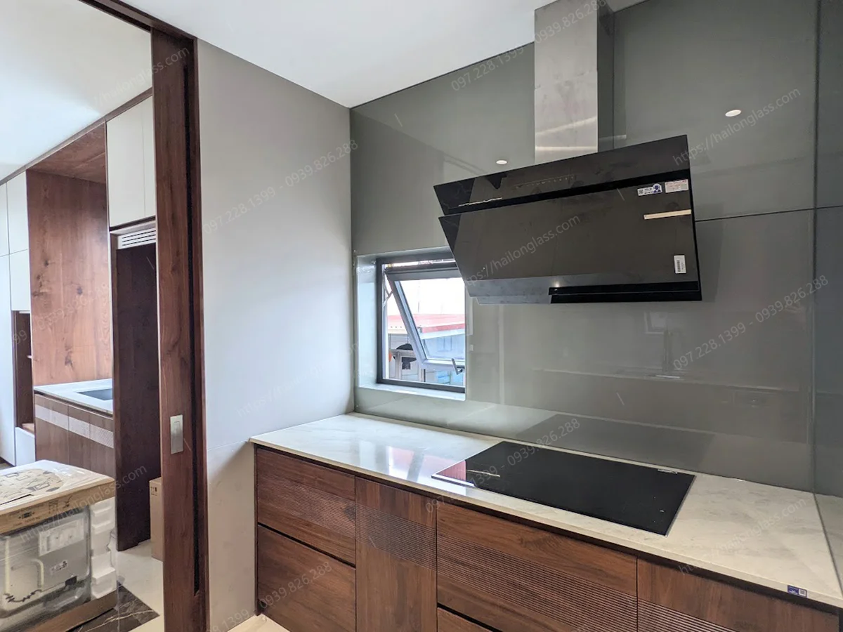 Mẫu kính bếp đẹp màu nhũ đồng thi công tại Tô Hiệu - Hà Đông