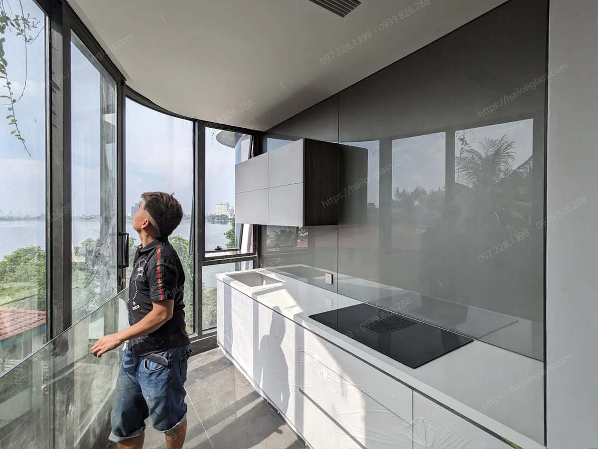 Mẫu kính bếp đẹp màu nhũ đồng thi công tại Trích Sài - Tây Hồ