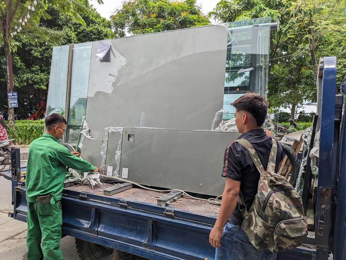 Mẫu kính bếp đẹp màu nhũ đồng thi công tại Trích Sài - Tây Hồ