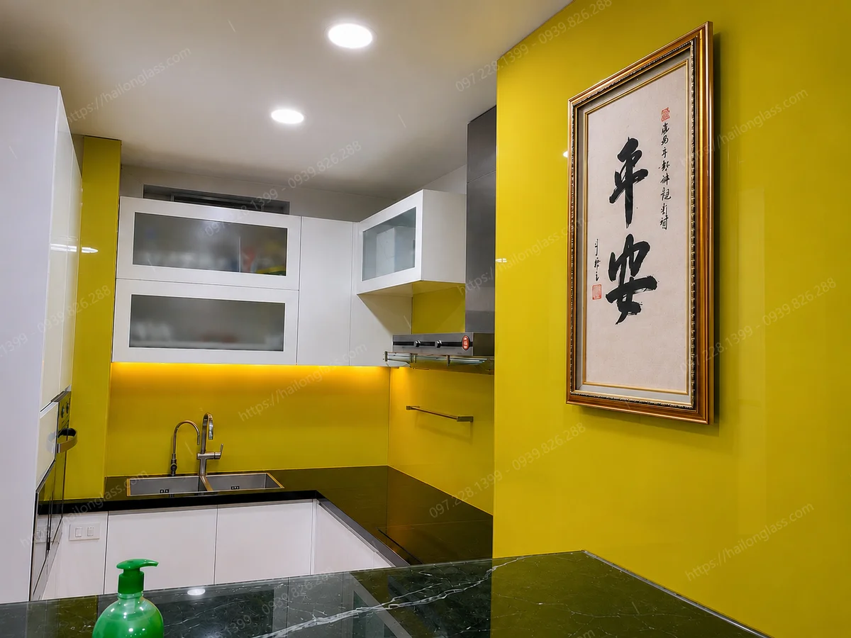 Mẫu kính bếp sơn nhiệt mã màu 4201 thi công tại Đê La Thành