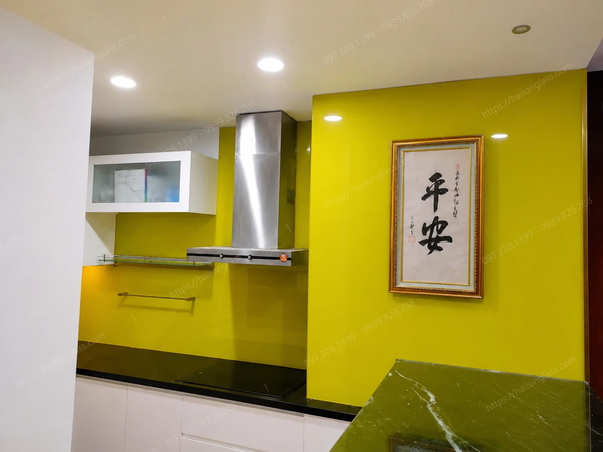 Mẫu kính bếp sơn nhiệt mã màu 4201 thi công tại Đê La Thành