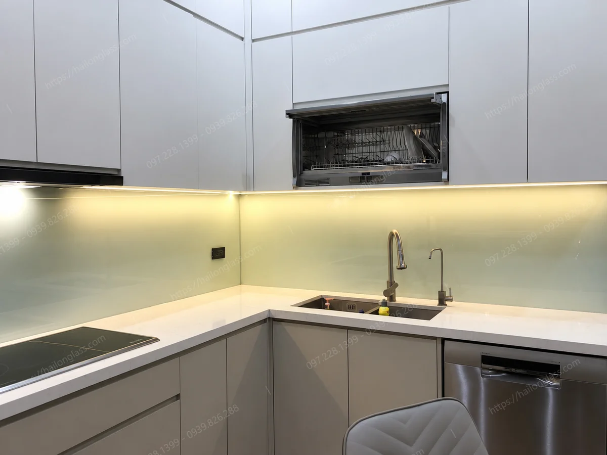 Mẫu kính bếp sơn nhiệt mã màu 4340 thi công tại Lương Yên