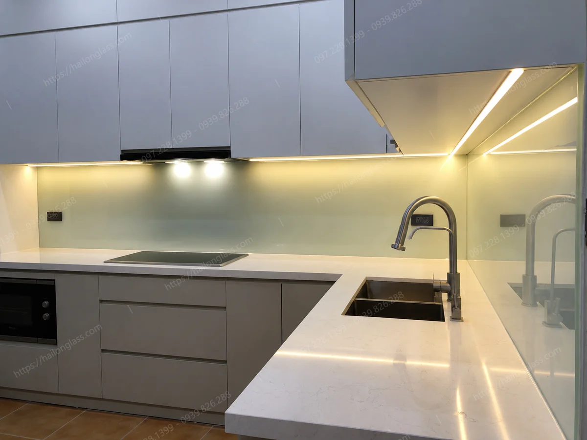 Mẫu kính bếp sơn nhiệt mã màu 4340 thi công tại Lương Yên