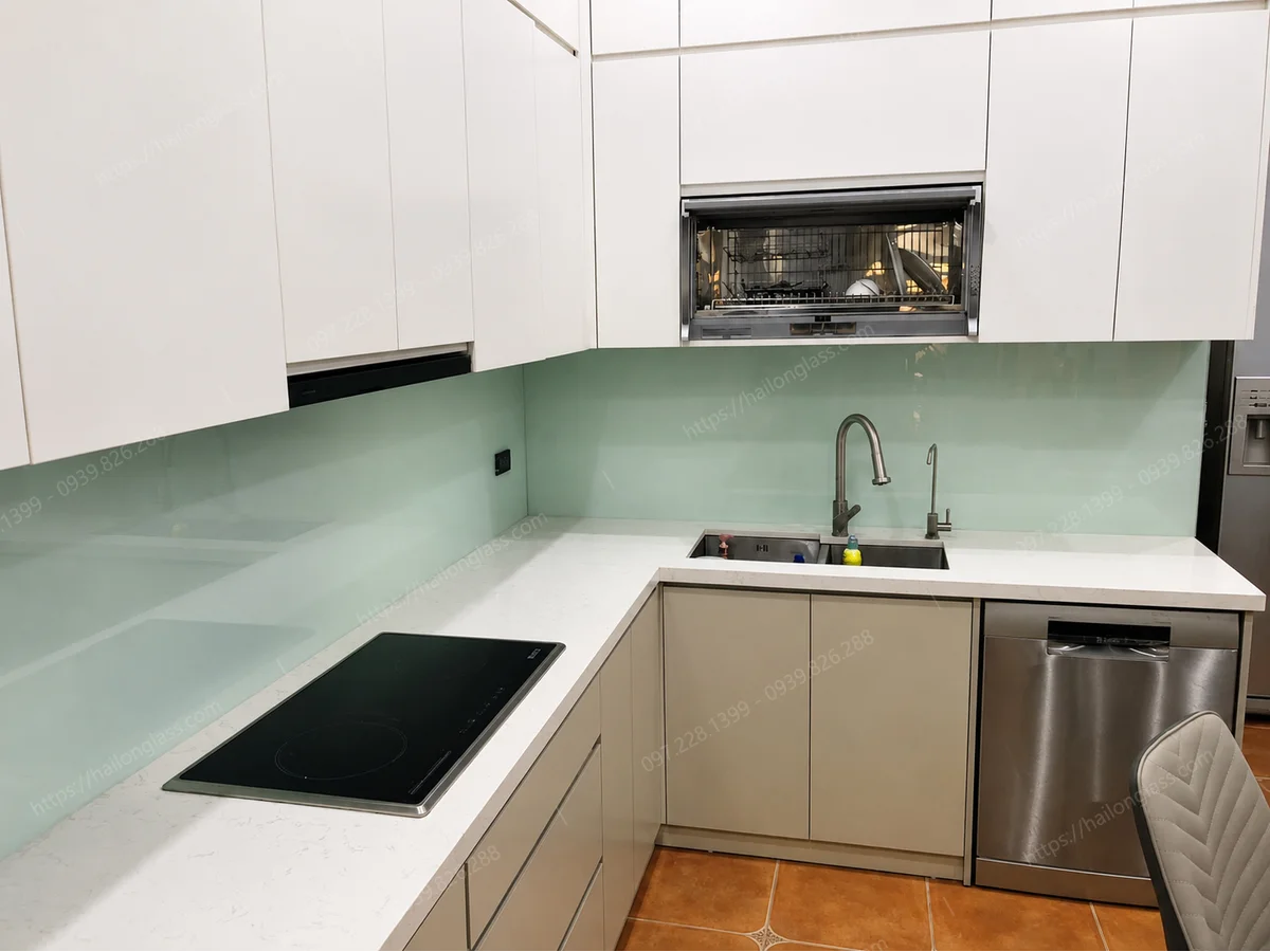 Mẫu kính bếp sơn nhiệt mã màu 4340 thi công tại Lương Yên