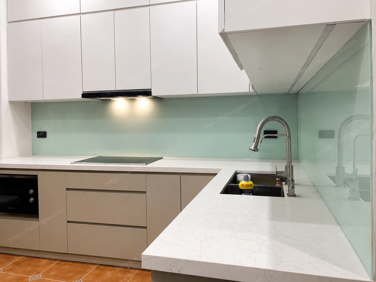 Mẫu kính bếp sơn nhiệt mã màu 4340 thi công tại Lương Yên