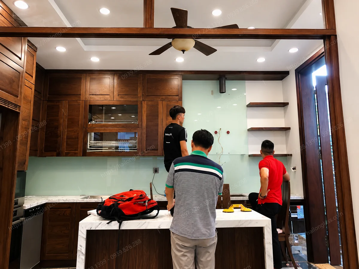 Mẫu kính bếp sơn nhiệt mã màu 4340 thi công tại Vinhome Long Biên
