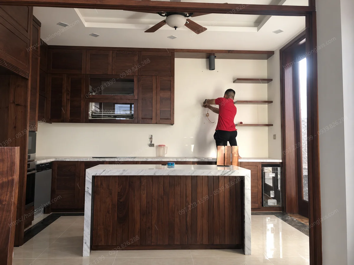Mẫu kính bếp sơn nhiệt mã màu 4340 thi công tại Vinhome Long Biên