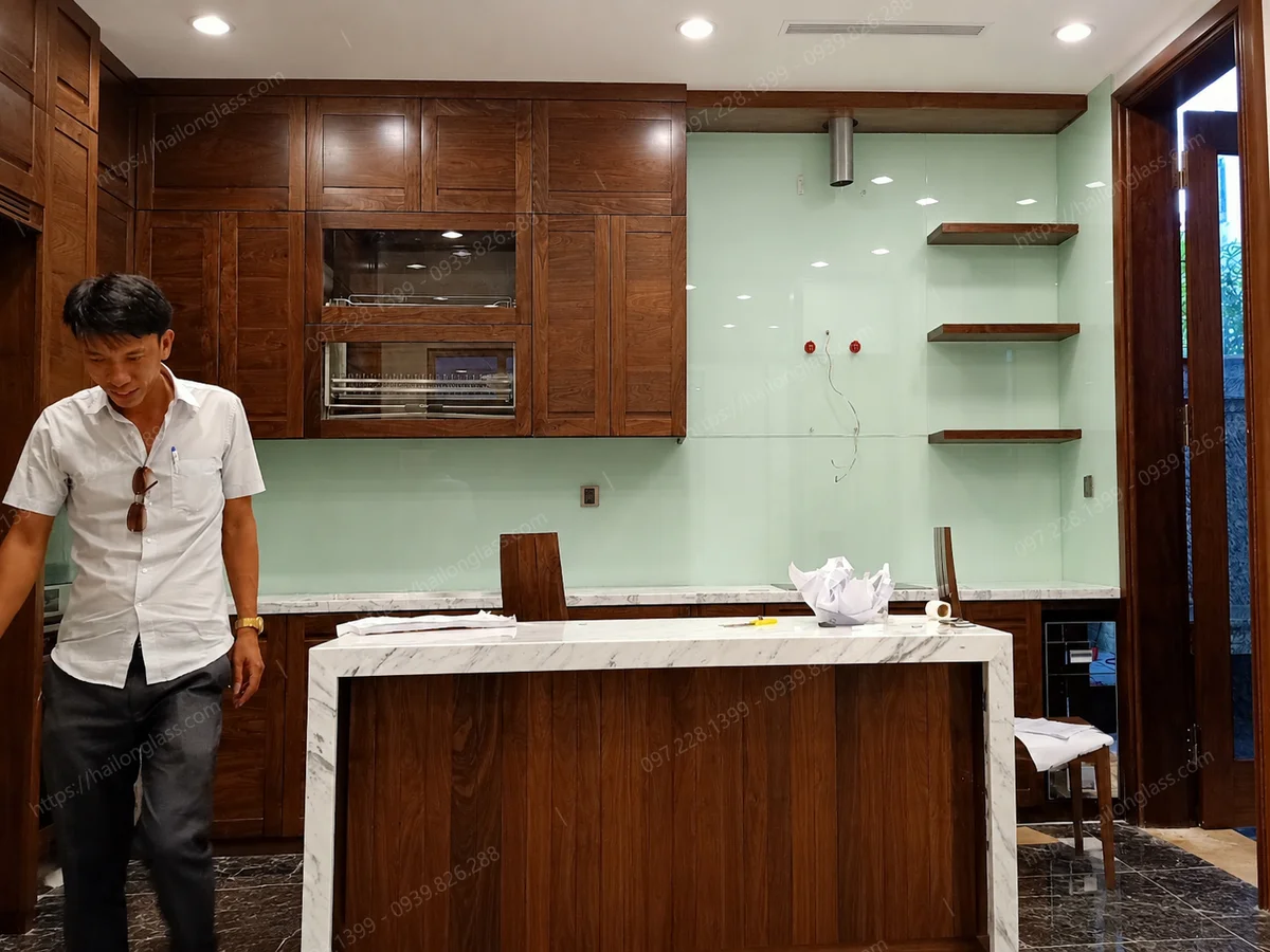 Mẫu kính bếp sơn nhiệt mã màu 4340 thi công tại Vinhome Long Biên