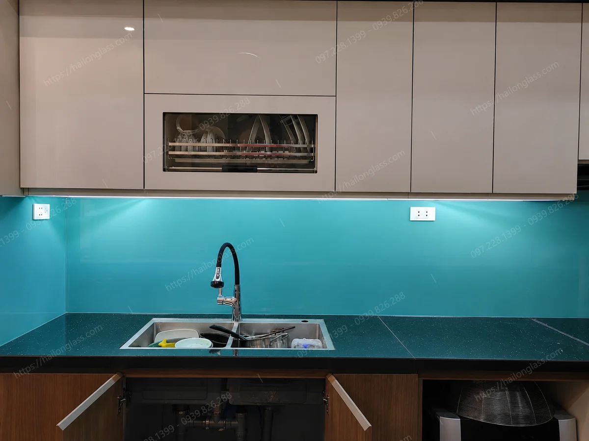 Mẫu kính bếp sơn nhiệt mã màu 4411 thi công tại Hồng Hà