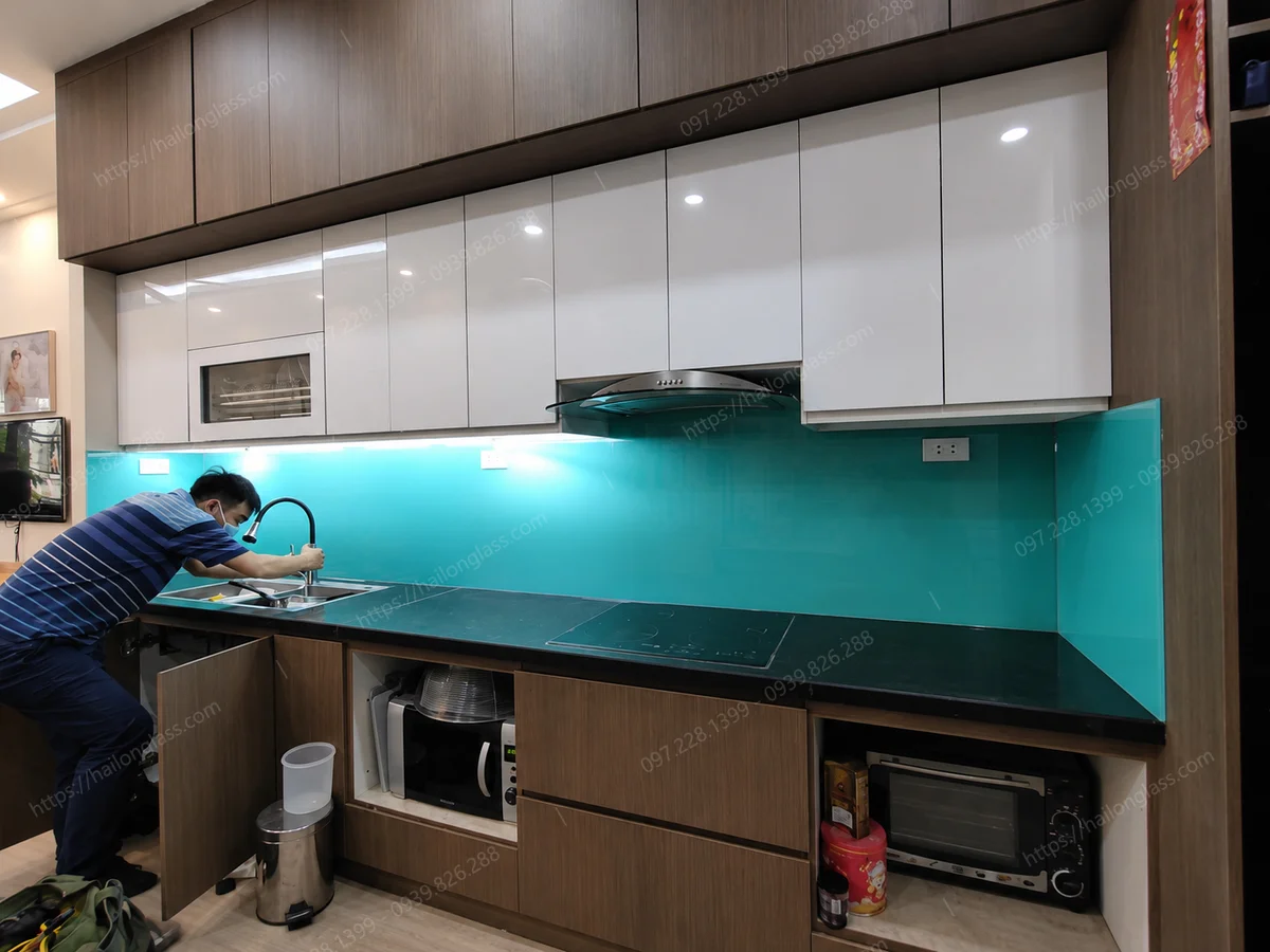 Mẫu kính bếp sơn nhiệt mã màu 4411 thi công tại Hồng Hà