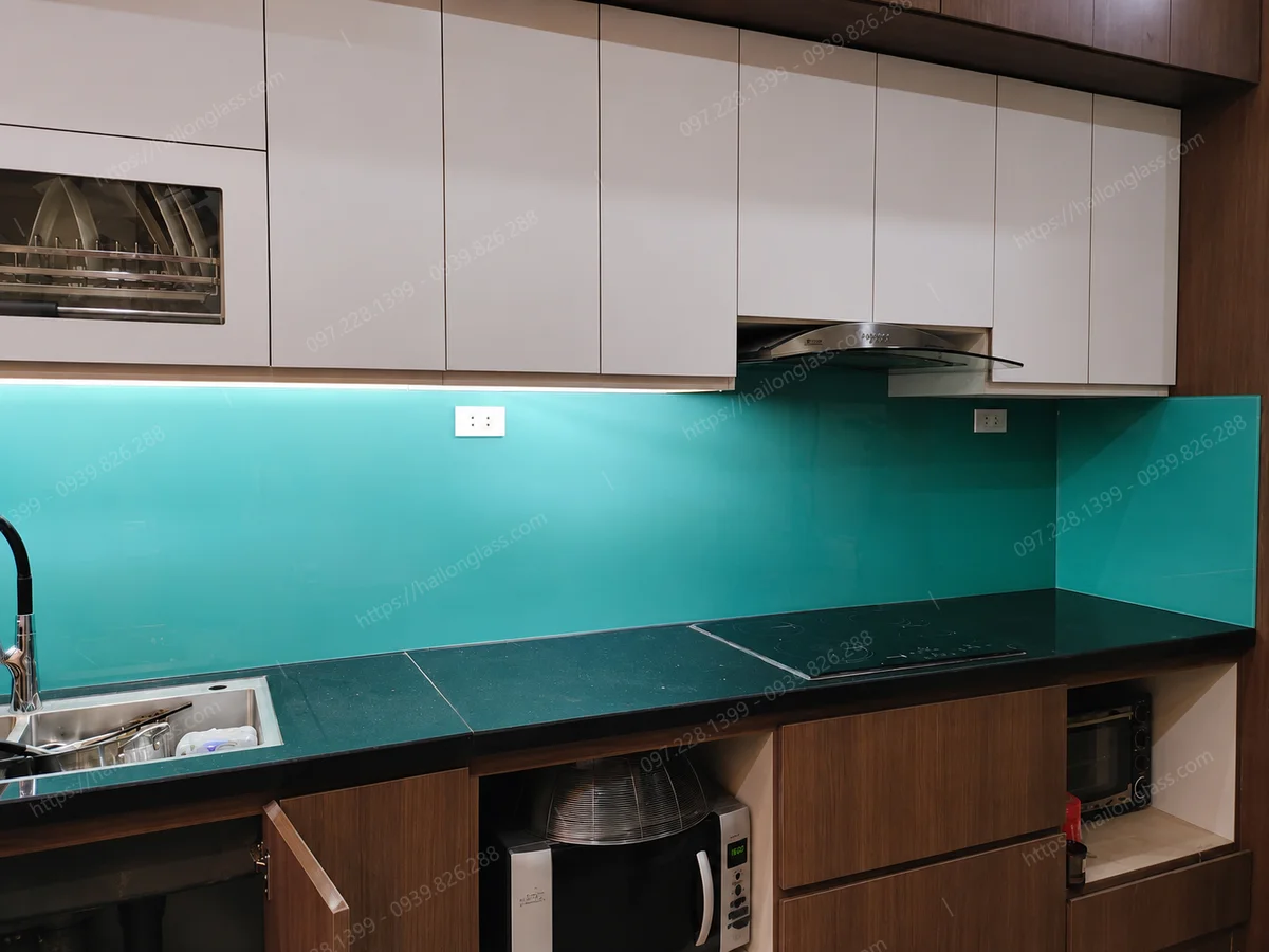 Mẫu kính bếp sơn nhiệt mã màu 4411 thi công tại Hồng Hà