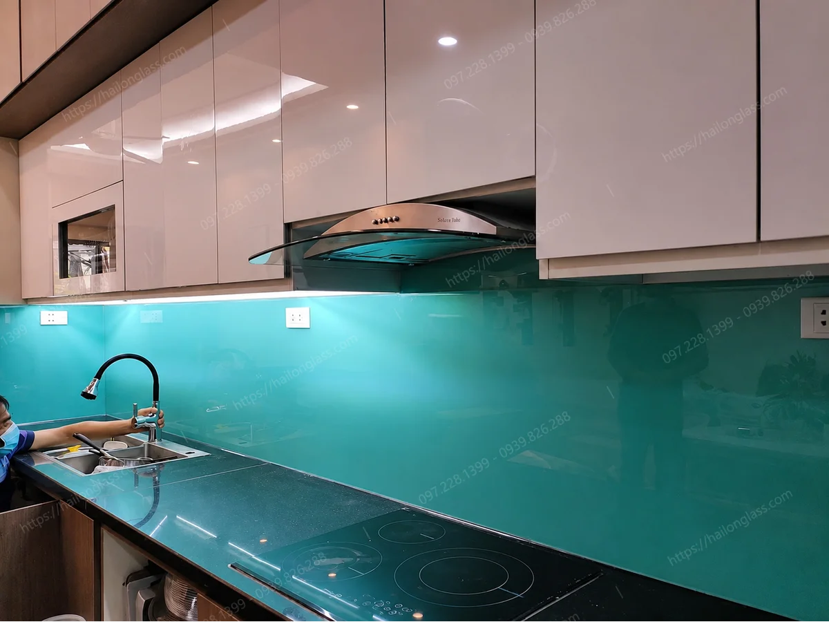 Mẫu kính bếp sơn nhiệt mã màu 4411 thi công tại Hồng Hà