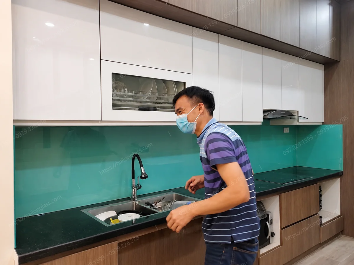 Mẫu kính bếp sơn nhiệt mã màu 4411 thi công tại Hồng Hà