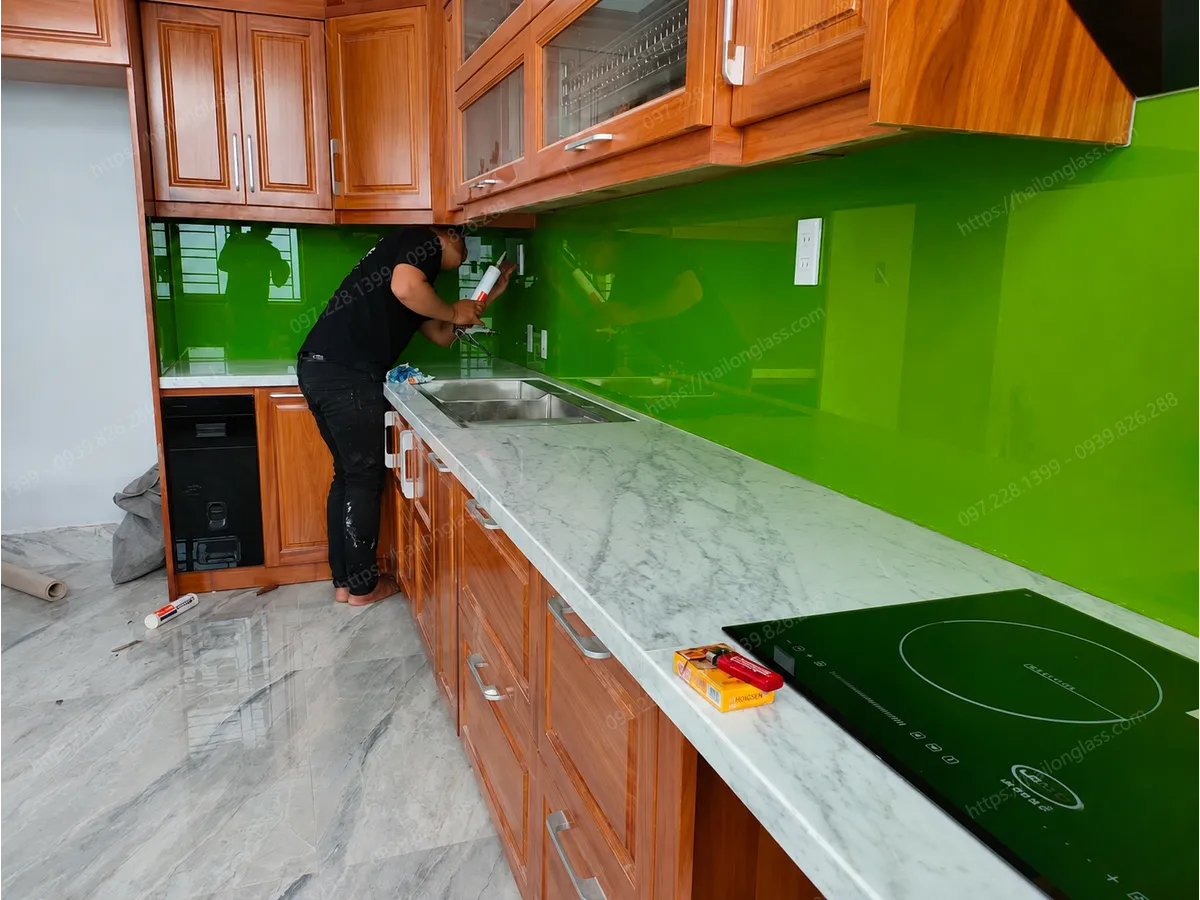 Kính bếp xanh non tại Đông Anh
