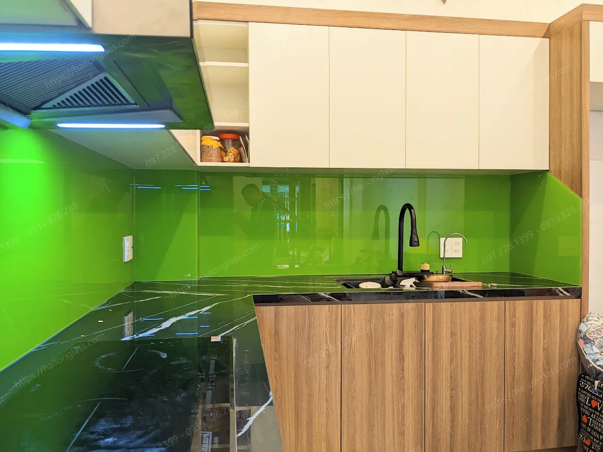 Kính bếp xanh non trơn tại Long Biên