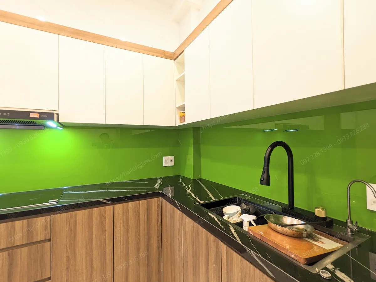 Kính bếp xanh non trơn tại Long Biên