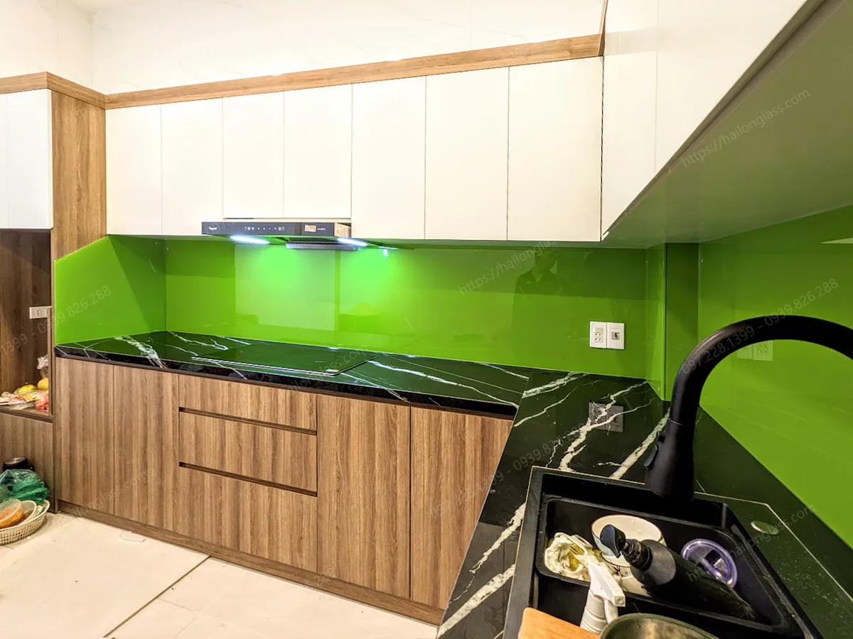 Kính bếp xanh non trơn tại Long Biên
