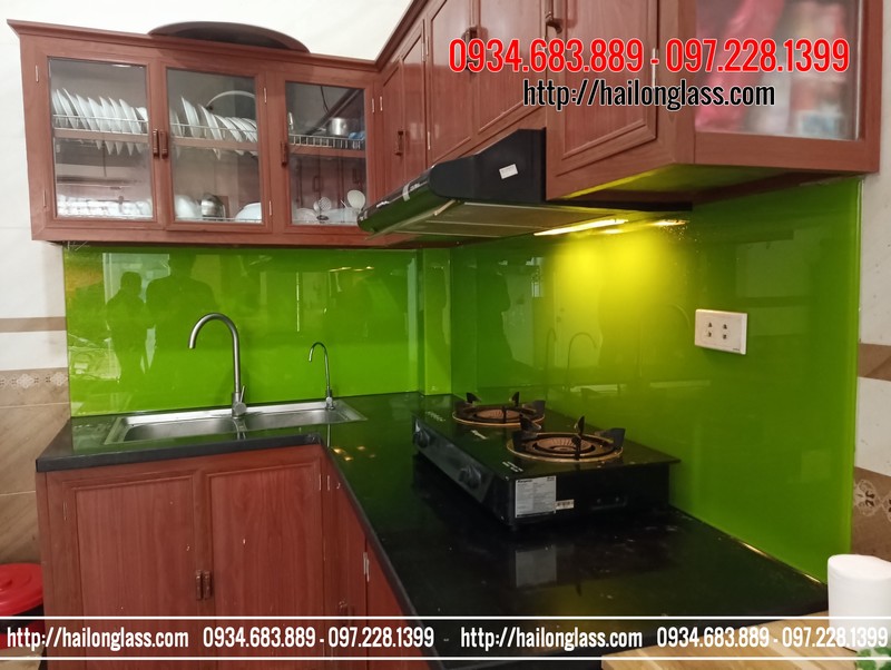 Kính Ốp Bếp Màu Xanh Non Kim Sa kết hợp với bàn đá đen tủ nhôm